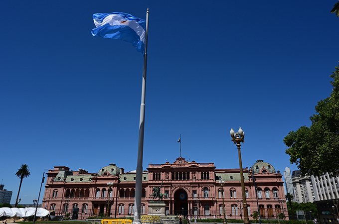 アルゼンチン経済の未来: ミレイ新大統領の大胆な提案と不透明な挑戦