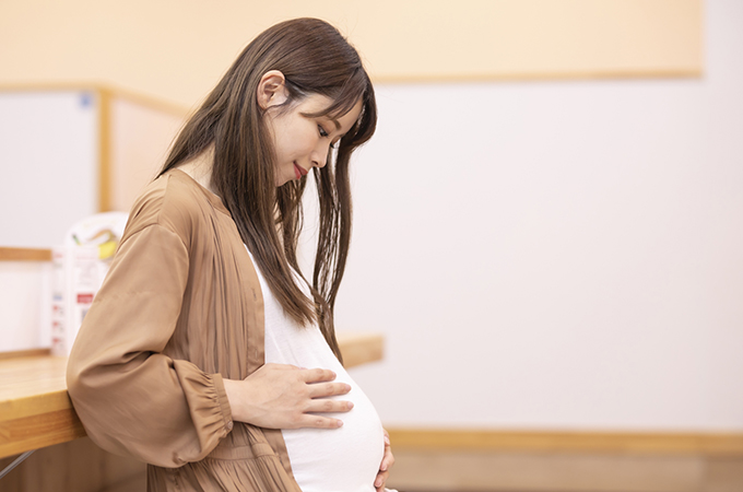 増加する「特定妊婦」問題への対策！こども家庭庁が一時的な住まいや食事を支援か