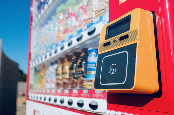コカ・コーラ、2024年から変動価格制の自動販売機を本格導入へ